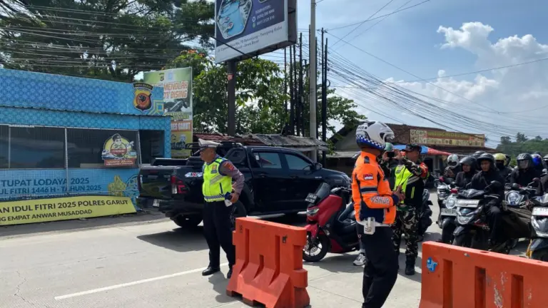 Arus Lalu Lintas Meningkat, Polres Garut Terapkan Sistem One Way Selama Operasi Lilin Lodaya 2025 Arus Lalu Lintas Meningkat, Polres Garut Terapkan Sistem One Way Selama Operasi Lilin Lodaya 2025