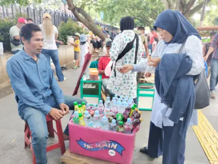 Mengais Rezeki di Tengah Keramaian, Penjual Asongan Asal Cianjur Nikmati Berkah Liburan di Alun-alun Bandung Pedagang Asongan di Alun-Alun Bandung