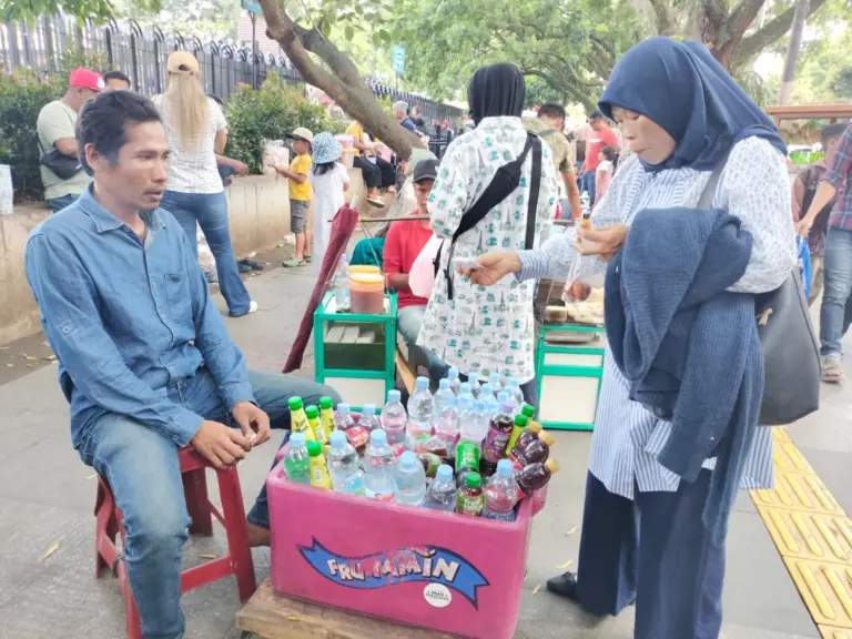 Mengais Rezeki di Tengah Keramaian, Penjual Asongan Asal Cianjur Nikmati Berkah Liburan di Alun-alun Bandung Pedagang Asongan di Alun-Alun Bandung