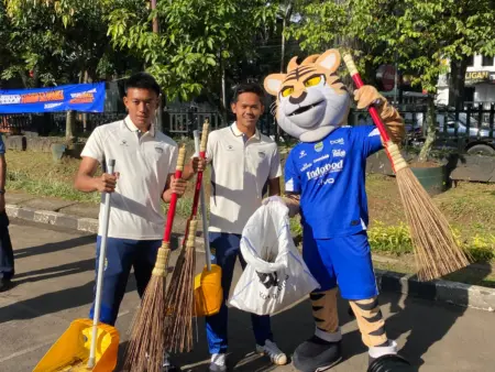 Persib di Puncak Klasemen Sementara, Pemkot Bandung Bersihkan Stadion Siliwangi Ikon Persib, Prabu bersama 2 pemain Persib saat melakukan bebersih di sekitaran Stadion Siliwangi