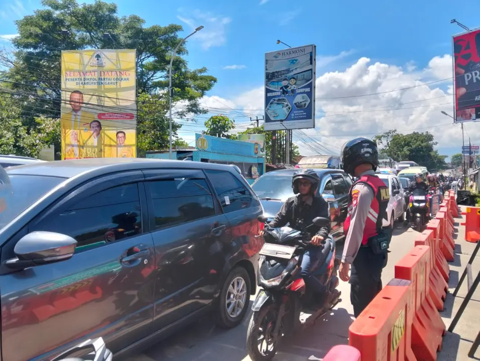 Situasi Lalu Lintas di Kawasan Cipanas Garut