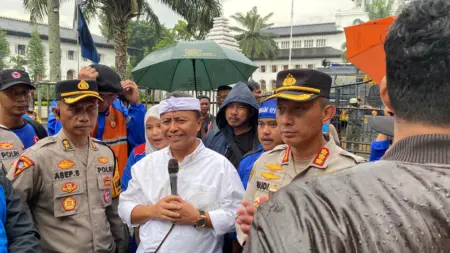 Buruh Desak SK Gubernur Terbit Utuh, Tolak Revisi UMSK di 19 Daerah Buruh Desak SK Gubernur Terbit Utuh, Tolak Revisi UMSK di 19 Daerah