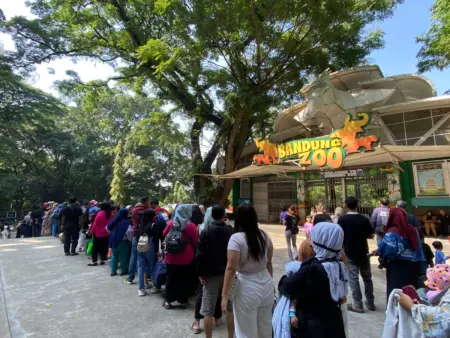 Libur Nataru Tanpa Tiket Masuk, Kepedulian Pengunjung Banjiri Donasi Bandung Zoo Antrean di Bandung Zoo mengular, pada Minggu (28/12/2025).