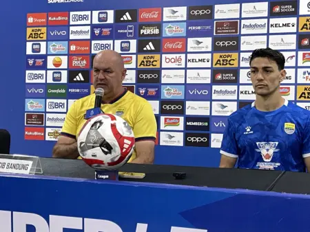 Singgung Tenaga Ekstra, Bojan Puji Antusiasme Bobotoh di Beberapa Laga Terakhir Singgung Tenaga Ekstra, Bojan Puji Antusiasme Bobotoh di Beberapa Laga Terakhir