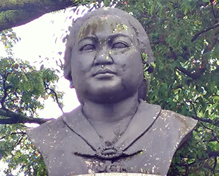 Patung Dada Dewi Sartika di Balai Kota Bandung yang Luput Dari Pemeliharaan Pemerintah