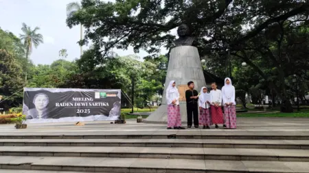 Ketika Pemerintah Absen Menghormati Dewi Sartika: Sebuah Catatan Moral Masyarakat, komunitas, dan keluarga besar Dewi Sartika melaksanakan peringatan di Taman Dewi Sartika, Balai Kota Bandung, tanpa kehadiran unsur pemerintah. (Dok. Koran Mandala)