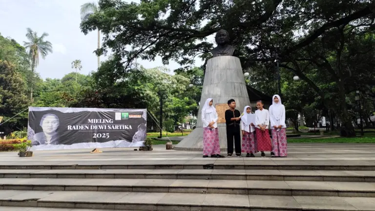 Masyarakat, komunitas, dan keluarga besar Dewi Sartika melaksanakan peringatan di Taman Dewi Sartika, Balai Kota Bandung, tanpa kehadiran unsur pemerintah. (Dok. Koran Mandala)