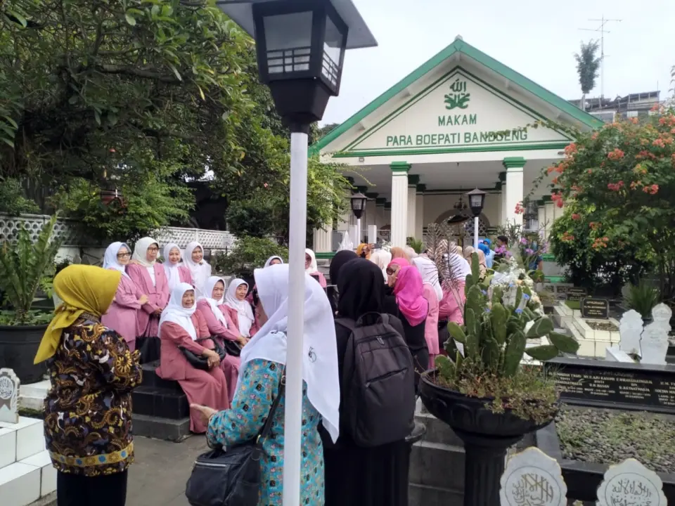 Peringatan hari lahir Dewi Sartika di Makam Para Boepati Bandung berlangsung sederhana dan sepenuhnya diprakarsai masyarakat, organisasi perempuan, serta pelajar. (Dok. Petugas makam Karanganyar)