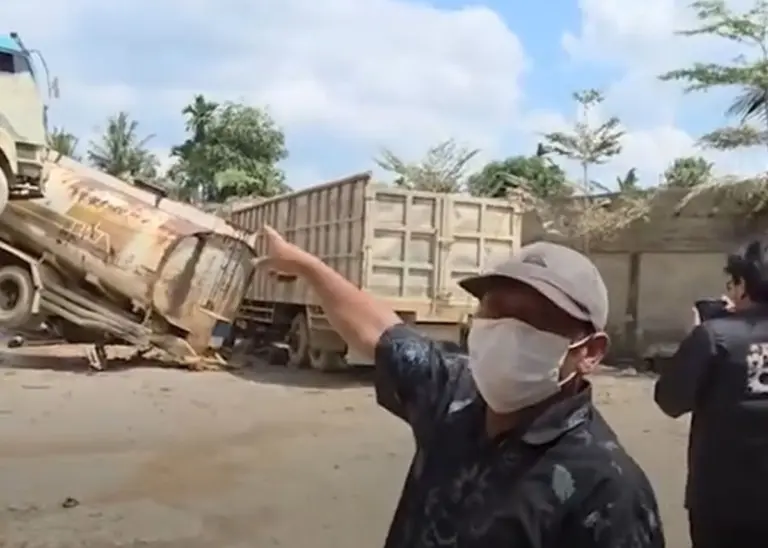 Banjir di Tamiang Aceh Akibatkan Truk Besar Terjungkir (Tiktok)