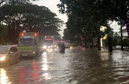 Kabupaten Bandung Terancam Cuaca Ekstrem Dampak Bibit Siklon Tropis 93S Banjir Kota Bandung