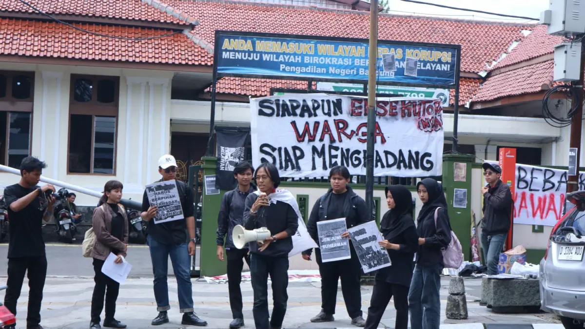 Puluhan Massa Garda Pajajaran School Gelar Aksi di PN Bandung, Tuntut Pembebasan Enam Warga SukaHaji dan Tolak Penggusuran