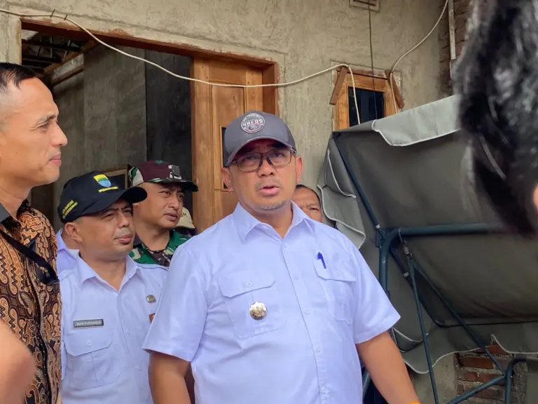Cegah Korban di Cuaca Ekstrem, Dua Keluarga Diungsikan Wali Kota Bandung Muhammad Farhan