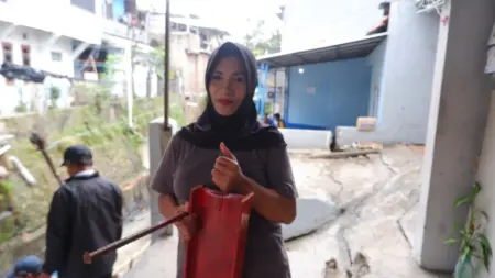 Ketika Kentongan Menjadi Penyambung Nyawa di Gang Swadaya Ibu Ketua RT Gunakan Kentongan Besi Peringatkan Warga Saat Jembatan Ambruk
