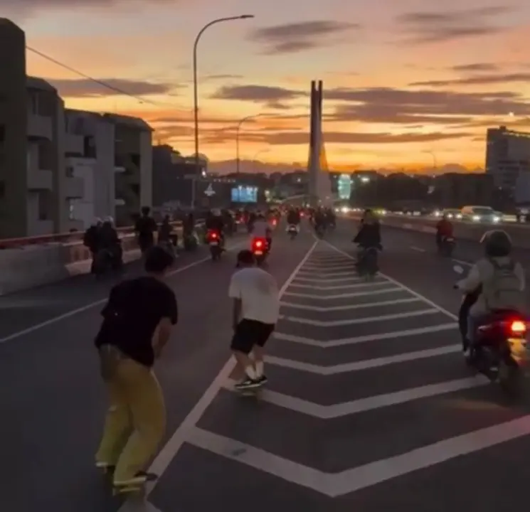 Aksi Pemuda Main Skateboard di Flyover Pasupati Viral, Farhan Tegaskan Penindakan dan Perketat Pengawasan Viral Aksi Pemuda Main Skateboard di Jembatan Pasupati