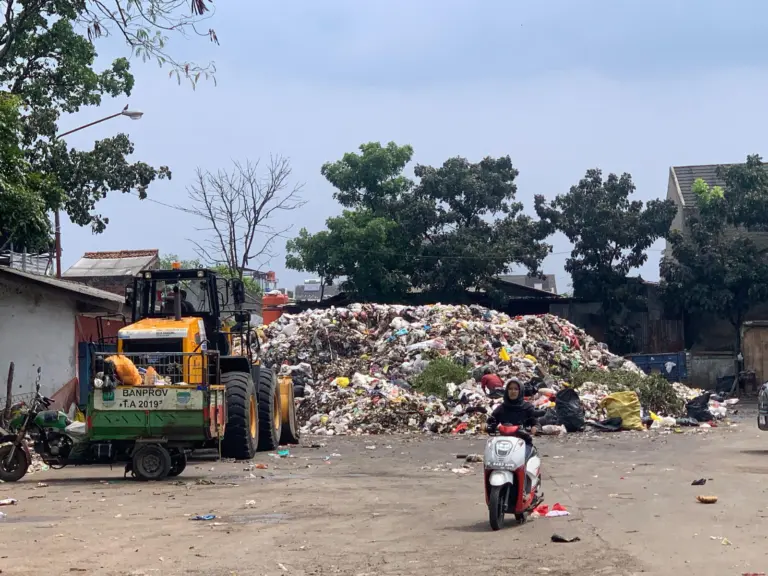 Bandung Perkuat Pengelolaan Sampah, 1.597 Petugas Gaslah Mulai Bertugas Januari 2026 Tumpukan Sampah di Kota Bandung saat Darurat Sampah