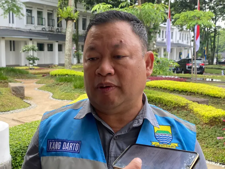 DLH Bandung Pastikan TPS Beres, Tapi Sampah Ilegal Masih Jadi Biang Kerok di Musim Hujan Kepala DLH Kota Bandung, Darto