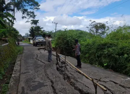 Intensitas Hujan Tinggi Jalan Kabupaten Amblas di Cikelet