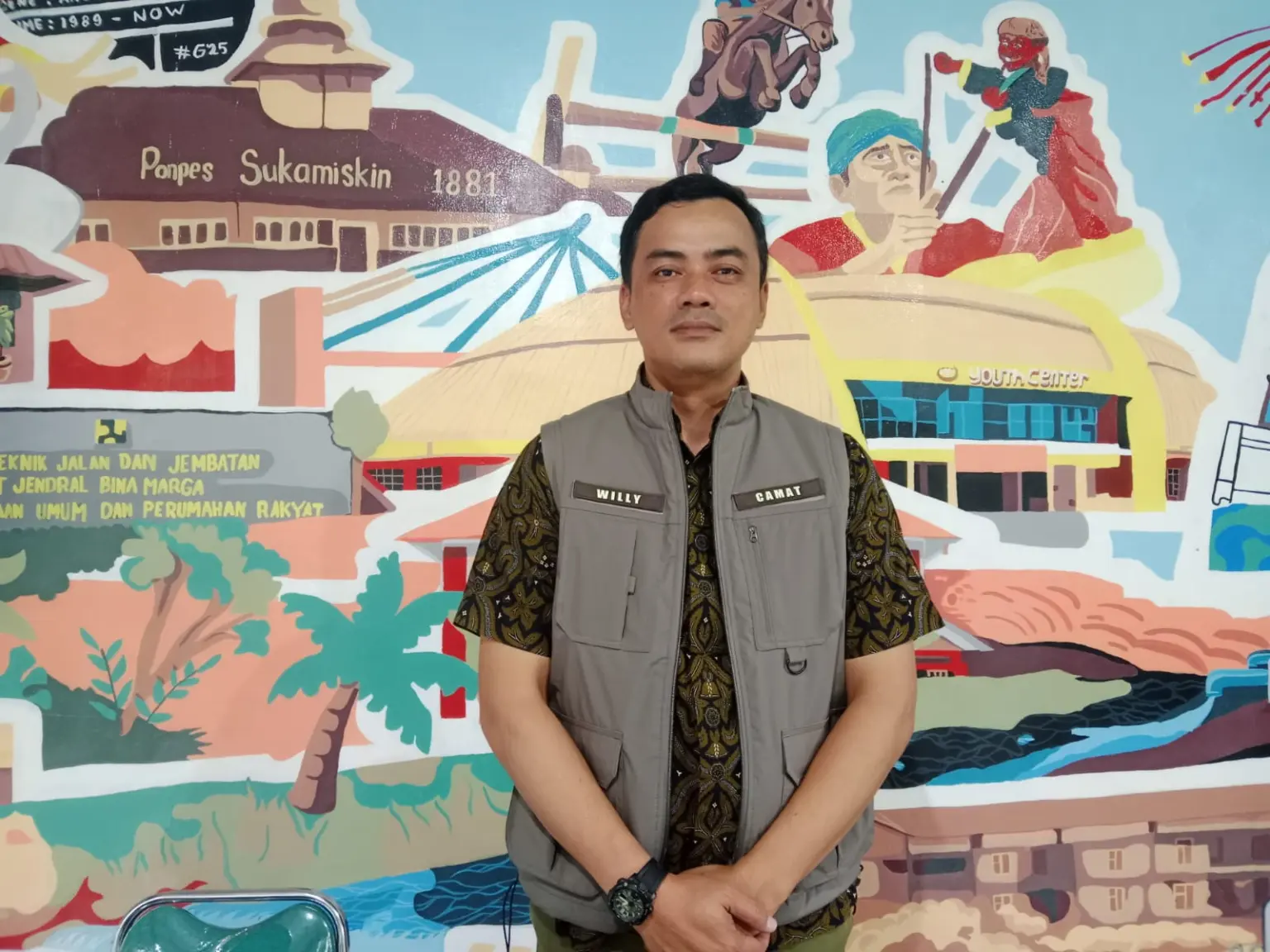 Camat Arcamanik, Willy Yudia Laksana, saat memberikan penjelasan terkait sosialisasi pengosongan lahan pedagang tanaman hias di kawasan Arcamanik, Jumat (5/12/2025).