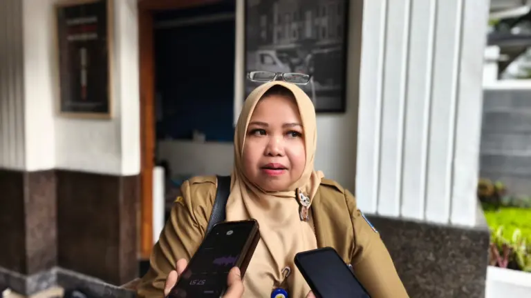 Cegah Tanaman Kota Rusak Saat Musim Hujan, DPKP Bandung Pasang Kanstin di Jalur Hijau Plt Kabid Pertamanan dan Dekorasi DPKP Kota Bandung, Yuli Ekadiyanti