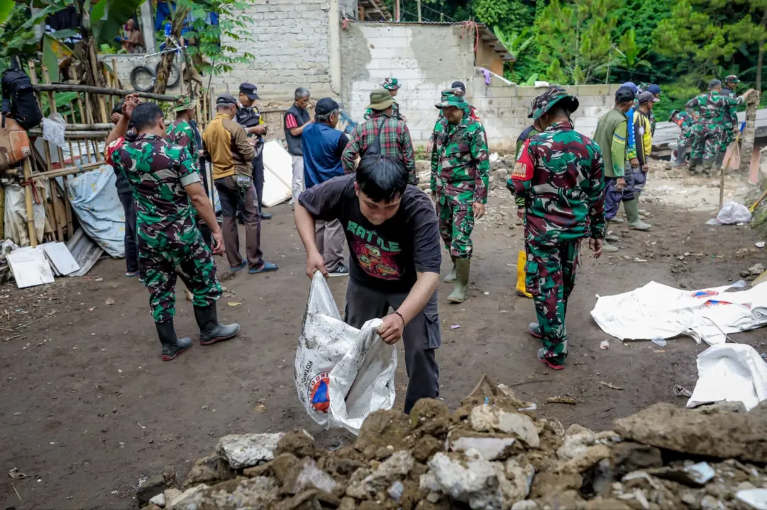Rumah Roboh di Isola Akibat Pondasi Rapuh dan Hujan Deras, Empat Warga Selamat Rumah Roboh di Isola Akibat Pondasi Rapuh dan Hujan Deras, Empat Warga Selamat