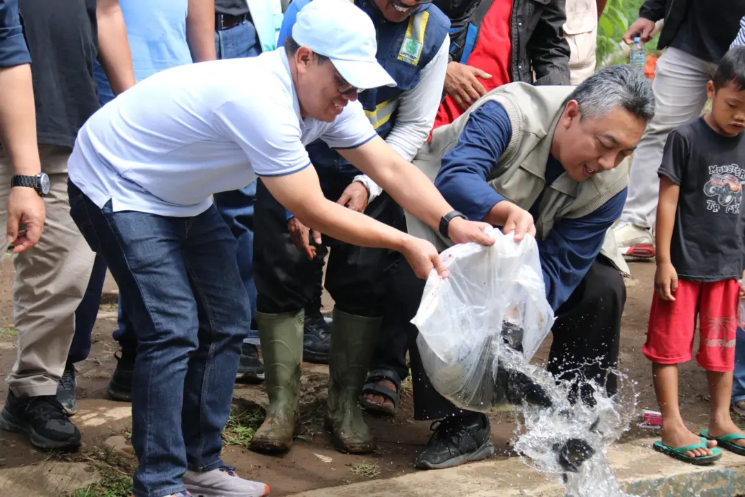 Peringati Hari Bakti PU ke-80, Dinas PUPR Garut Gelar Tebar Ikan