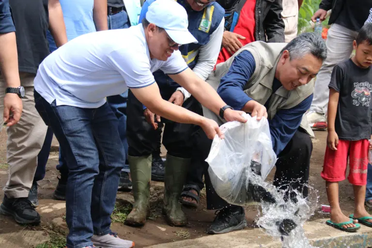 Peringati Hari Bakti PU ke-80, Dinas PUPR Garut Gelar Tebar Ikan
