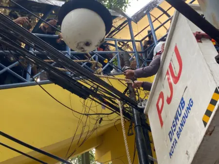 780 Tiang dan Puluhan Kabel Udara Ditertibkan di Jalan Buah Batu Penertiban kabel di udara yang akan di tanam.