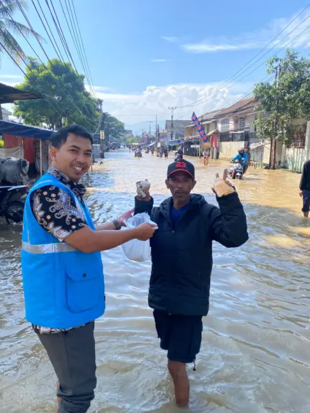 PLN UP3 Bandung Borong Dagangan UMKM dan Bagikan Makanan untuk Warga Terdampak Banjir di Dayeuhkolot