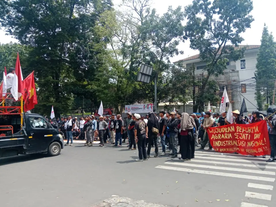 Puluhan Petani Gelar Aksi di DPRD Jabar, Desak Evaluasi Izin Konsesi Lahan Puluhan Petani Gelar Aksi di DPRD Jabar, Desak Evaluasi Izin Konsesi Lahan