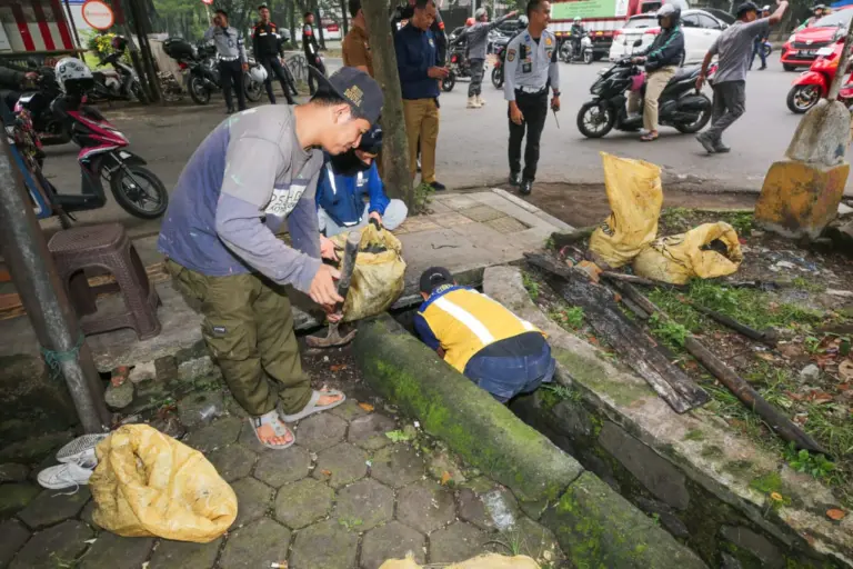 Tertahan Enam Tahun, Coran STO Ganggu Drainase, Pemkot Bandung Turun Bersihkan Jalan Supratman Warga Bebersih Drainase