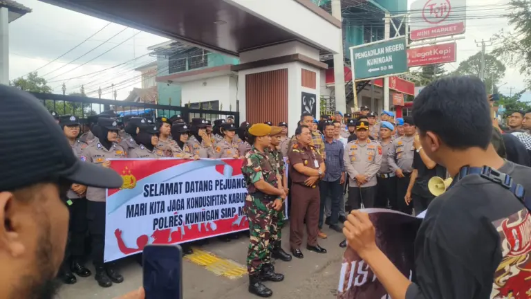 Massa Perak Geruduk Kejari Kuningan di Hari Antikorupsi, Lempar Telur dan Desak Penuntasan Kasus Korupsi