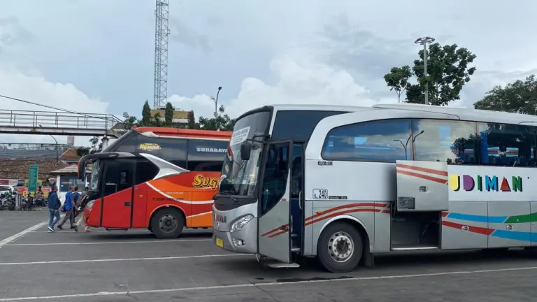 Puluhan Bus AKAP Diramp Check di Terminal Cicaheum, Satu Armada Dilarang Beroperasi Antrean Bus di Terminal Cicaheum Kota Bandung
