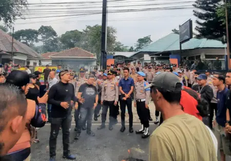 Aliansi Masyarakat Kuningan Demo di BTNGC, Soroti Pemanfaatan Air Ilegal di Gunung Ciremai