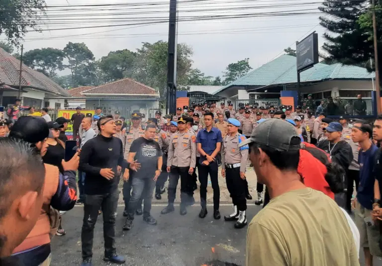 Aliansi Masyarakat Kuningan Demo di BTNGC, Soroti Pemanfaatan Air Ilegal di Gunung Ciremai
