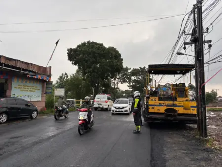 Sat Lantas Polres Garut Terapkan Sistem Buka–Tutup untuk Atasi Kepadatan di Jalur Utama Kota Sat Lantas Polres Garut Terapkan Sistem Buka–Tutup untuk Atasi Kepadatan di Jalur Utama Kota