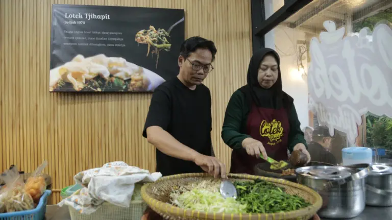 Berburu Kuliner Legendaris di Bandung, Lotek Tjihapit Bertahan Sejak 1969