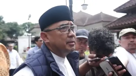 Farhan Tanggapi Isu Kuliner Non-Halal di Cibadak: Sudah Dibina, Pemkot Imbau Tak Terprovokasi Wali Kota Bandung, Muhammad Farhan saat ditemui di Pendopo Wali Kota