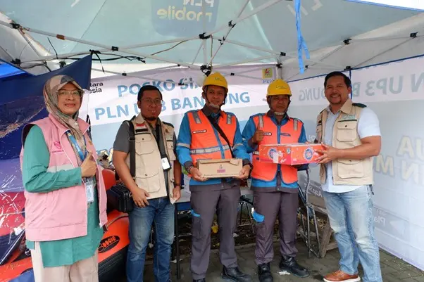 PLN UP3 Bandung Salurkan Bantuan untuk Korban Banjir di Dayeuhkolot
