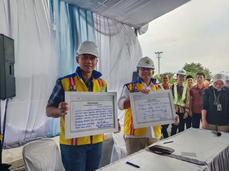 AHY dan Wali Kota Bandung Tinjau Progres Flyover Nurtanio yang Sudah Capai 87,7 Persen AHY dan Wali Kota Bandung Tinjau Progres Flyover Nurtanio yang Sudah Capai 87,7 Persen