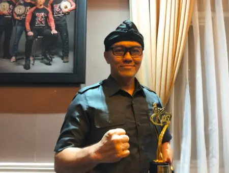 Edwin Senjaya Terima Anugerah Insan Pencaksilat, Tegaskan Komitmen Jaga Warisan Budaya Dunia