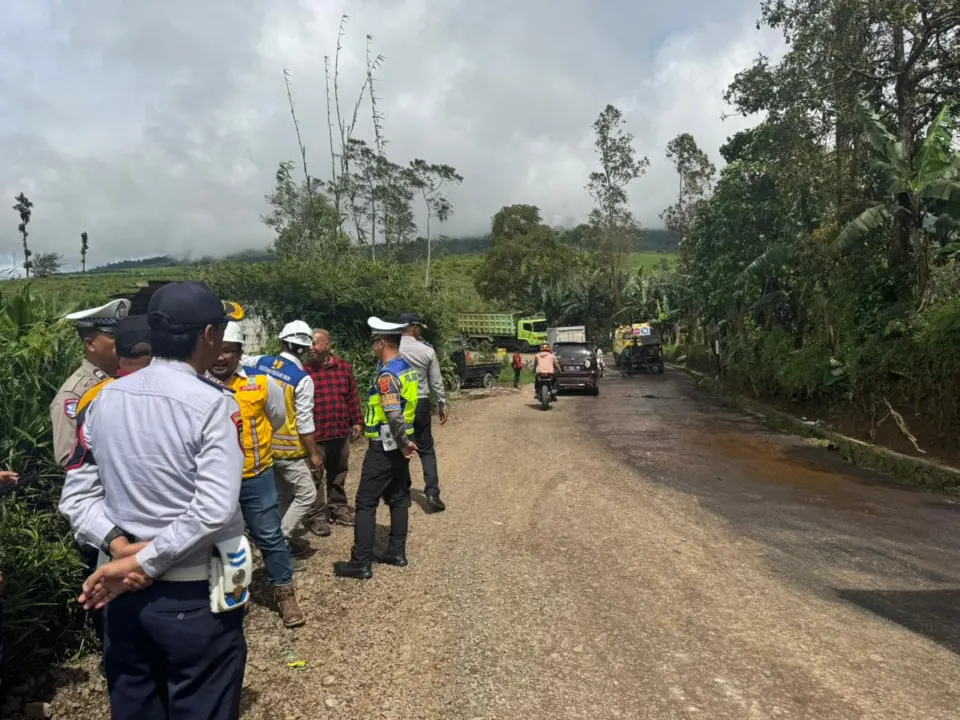 Polres Garut saat meninjau Jalan menuju Pantai Selatan