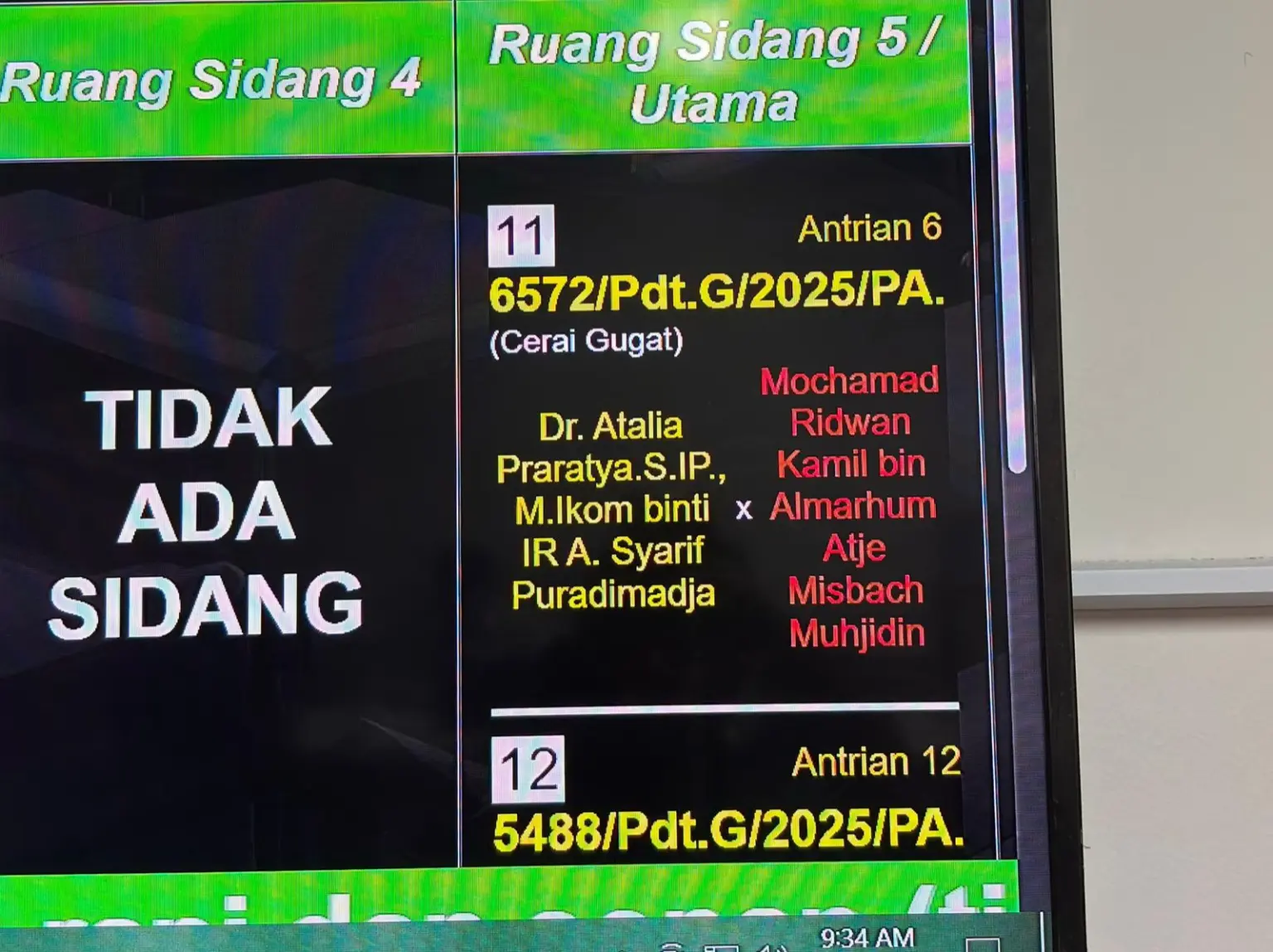 Sidang Cerai Perdana Atalia–Ridwan Kamil Digelar, Keduanya Absen dan Diwakili Kuasa Hukum Papan Jadwal Persidangan di Pengadilan Agama