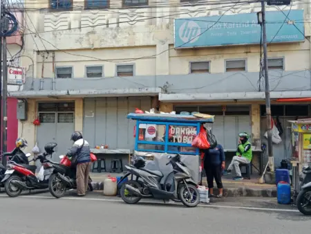Usai Viral, Pedagang Bakmi Babi di Cibadak Bandung Copot Peci dan Pasang Label Non Halal Gerobak Bakmi Babi di Cibadak