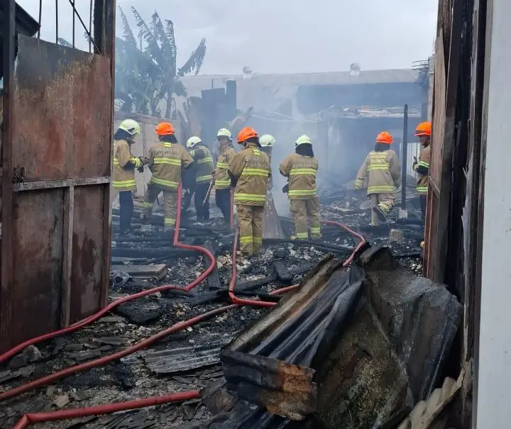 Gudang Bahan Sepatu di Gedebage Bandung Terbakar, Api Berhasil Dipadamkan Tanpa Korban Jiwa Gudang Bahan Sepatu di Gedebage Bandung Terbakar, Api Berhasil Dipadamkan Tanpa Korban Jiwa