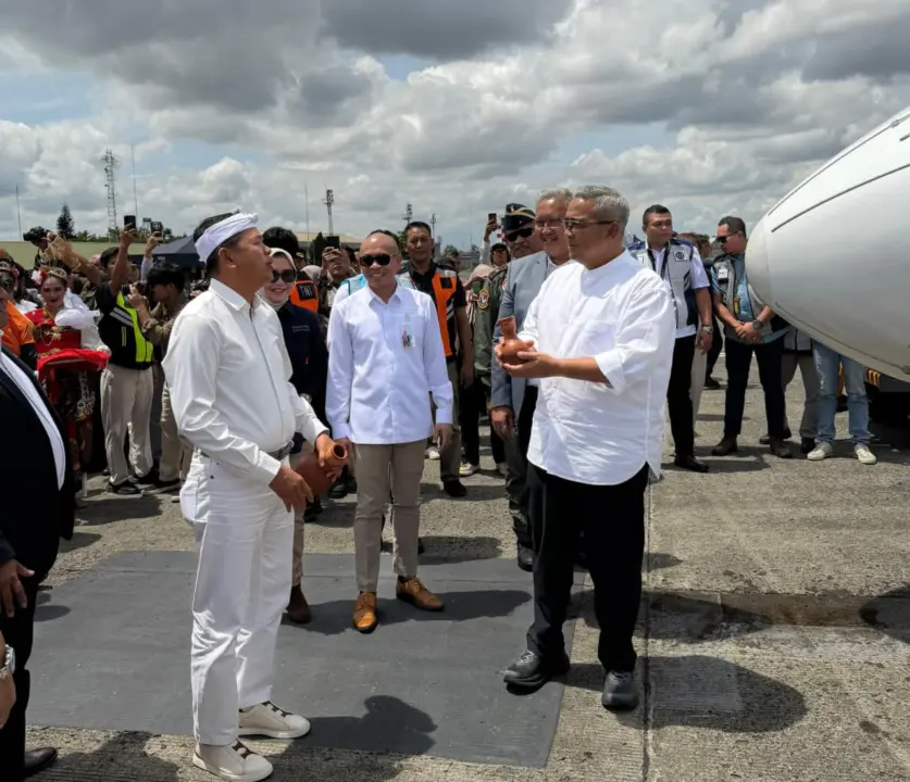Gubernur Jabar Dedi Mulyadi bersama Muhammad Farhan Wali Kota Bandung, meresmikan pembukaan penerbangan rute Bandung-Semarang di Bandara Husein Sastranegara Bandung, pada Minggu (21/12/2025). (Shelly/KM)
