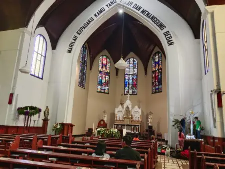 Ruang Kebersamaan Natal, Gereja Katedral Bandung Sambut Warga Lintas Agama Gereja Katedral Bandung