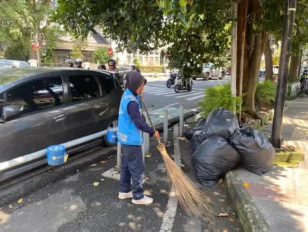 Lima Tahun Menyapu Harapan, Kisah Hernawati Jaga Kebersihan Kota Bandung Sejak Subuh Salah Seorang Penyapu Jalan Kota Bandung, Hernawati