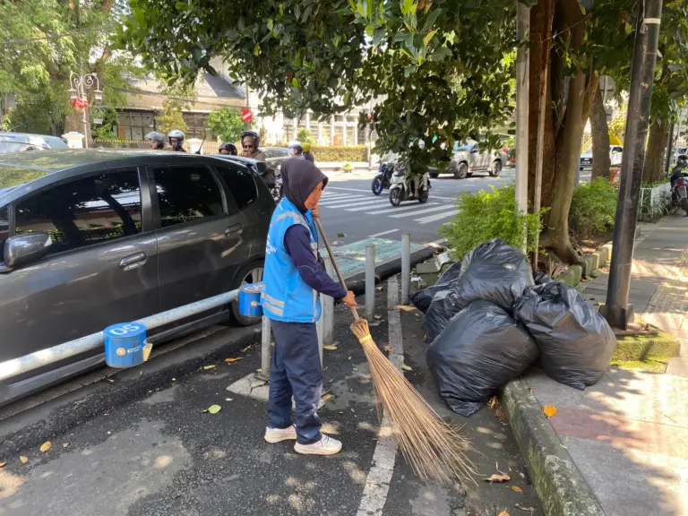 Salah Seorang Penyapu Jalan Kota Bandung, Hernawati