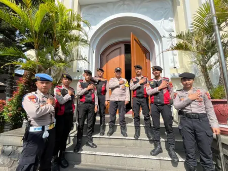 Polres Garut Amankan Ibadah Natal di Gereja Injil Indonesia Polres Garut Amankan Ibadah Natal di Gereja Injil Indonesia