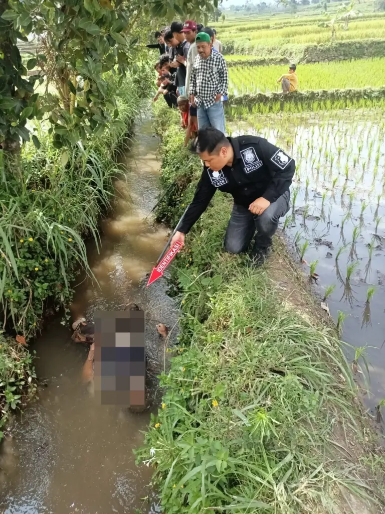 Polsek Kadungora Evakuasi Mayat Pria di Sungai Cipala Polsek Kadungora Evakuasi Mayat Pria di Sungai Cipala